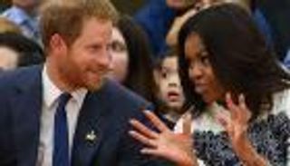 بالفيديو.. ميشيل أوباما تتحدى هاري والملكة تتدخل