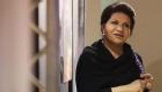شاهد.. تكريم الفنانة الكويتية سعاد عبد الله في دبى
