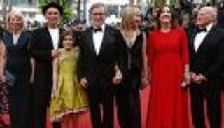 بالصور.. طفلة تخطف الأضواء من نجوم