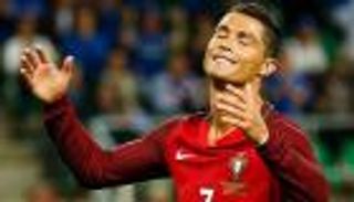 لاعب أيسلندا: رونالدو لا يتقبل الخسارة.. لهذا ميسي أفضل منه