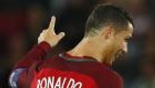 التضامن مع طفل مريض سر تسريحة رونالدو الجديدة