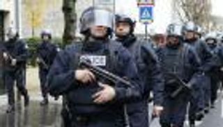 الشرطة تتظاهر بفرنسا احتجاجًا على الكراهية تجاههم تقابلها أخرى مضادة