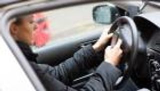 زجاجات الماء والهواتف قد تهدد حياتك أثناء القيادة.. كيف؟