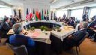 عبد الله بن زايد يشارك في اجتماع