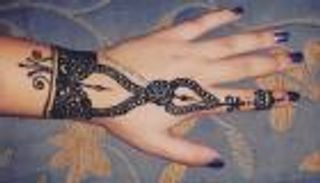 مهندسة أردنية تحترف الرسم بالحناء على أيدي العرائس