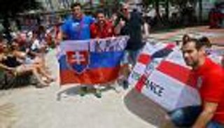 أجواء ودية بين جماهير إنجلترا وسلوفاكيا قبل موقعة الحسم