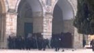 اعتقالات ومداهمات بالضفة.. واقتحام جديد للأقصى 