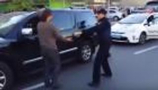 بالفيديو.. مصارعة في الشارع بين أوكراني والشرطة