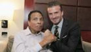 بطل الملاكمة محمد علي يدخل مستشفى لمشاكل في التنفس