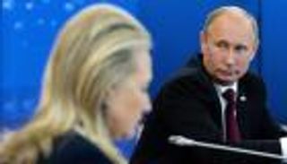 بعد أن اكتوى بنار إدانتها.. هل يسعى بوتين للانتقام من كلينتون؟