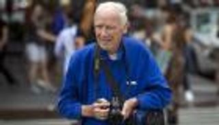 وفاة مصور الموضة الأمريكي الشهير بيل كانينجهام