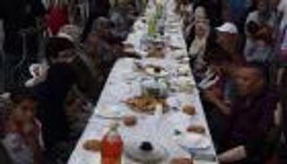 بالفيديو.. إفطار جماعي في شوارع العاصمة الجزائرية