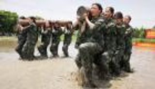 بالفيديو.. مضيفات طيران بدرجة "مقاتلات" في الصين