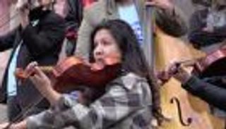 بالفيديو..  مشردو ريو دي جانيرو يشاركون في حفلات فنية