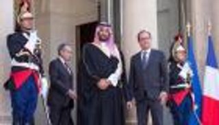 ولي ولي العهد السعودي والرئيس الفرنسي يبحثان قضايا المنطقة