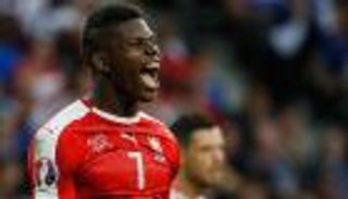 شالكه يضم مهاجم سويسرا الشاب إمبولو