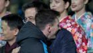 رئيس برشلونة يواسي ميسي بعد خسارة 