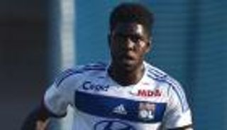 تقارير: برشلونة يحسم صفقة مدافع ليون