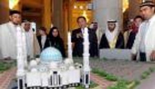 القبيسي تستهل زيارة كازاخستان بجولة في أكبر مساجدها