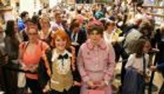 بالصور.. بأزياء "هاري بوتر" العشاق ينتظرون نسختهم من الجزء الجديد