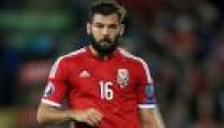 جو ليدلي يؤجل زفافه بسبب منتخب ويلز 