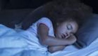 ما العلاقة بين اكتمال القمر ونوم الأطفال؟