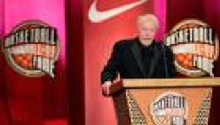 تعرف على صاحب العلامة الأشهر "نايك" .. وماذا فعل بملياراته