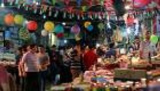 الفلسطينيون يقاومون الواقع الصعب بإحياء طقوس رمضان