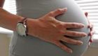 آلاف البريطانيات يؤخرن الإنجاب إلى ما بعد الثلاثين.. لماذا؟