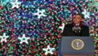 أوباما يضيء شجرة عيد الميلاد ويتذكر ضحايا حادث كاليفورنيا