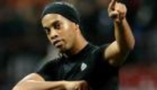 رونالدينيو يشارك مع برشلونة في مباراة ودية