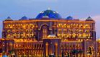 بالفيديو.. قصر الإمارات مشهد حالم على شاطئ أبوظبي