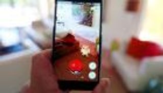  بالفيديو .. حذاء ذكي يقودك إلى شخصيات "بوكيمون"