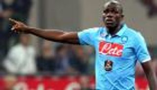 إيفرتون يسعى لخطف صخرة دفاع نابولي قبل تشيلسي