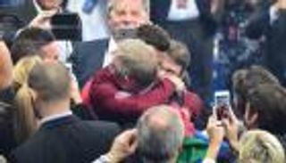 بالفيديو.. فيرجسون ينتظر رونالدو لتهنئته بلقب 