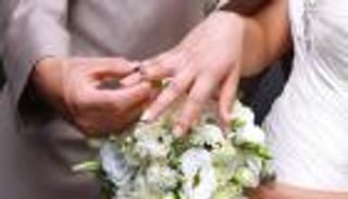  خاطبة سعودية تزوج زوجها عبر 