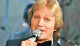 مفاجأة.. عودة مطربي فرنسا الراحلين للغناء على المسرح