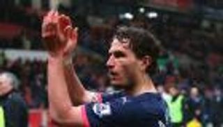 مدافع نيوكاسل يكسر أصابعه غضبا من الإصابة