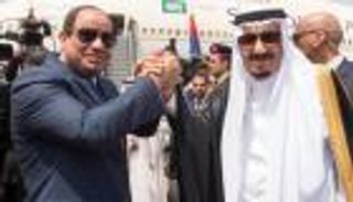 "الأيادي المتشابكة".. الملك سلمان يودع مصر برسالة وحدة