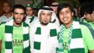 أهلي جدة يكرم مشجعيْن احتفلا بالدوري بطريقة غريبة