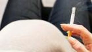 لماذا تمنح فرنسا الحوامل المدخنات أموالًا؟