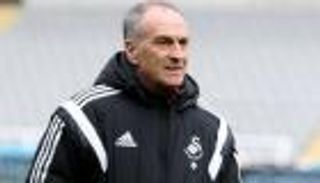 سوانزي يجدد عقد مدربه عامين إضافيين