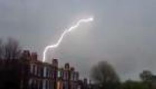 بالفيديو.. صاعقة تضرب طائرة قبل هبوطها بمطار هيثرو