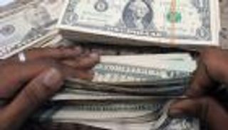 الدولار يضع التصنيف الائتماني المصري في دائرة الخطر مُجددًا