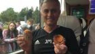 مورينيو يحتفل بفوزه الأول مع يونايتد بطريقة خاصة