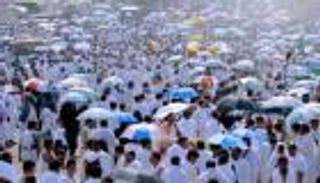 مظلة  للحجيج مزودة بمروحة و"جي بي اس" ومخارج لشحن الهواتف