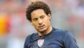 بالفيديو.. لاعب أمريكا يرفض تنفيذ قرار طرده من الملعب