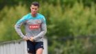 بالفيديو.. رونالدو يغازل صحفية في مران البرتغال‎ 