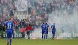 بالفيديو.. شماريخ جماهير كرواتيا توقف موقعة التشيك لـ7 دقائق