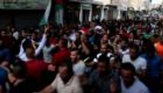 بالفيديو.. المئات يشيعون شابا قتل برصاص الاحتلال في الخليل